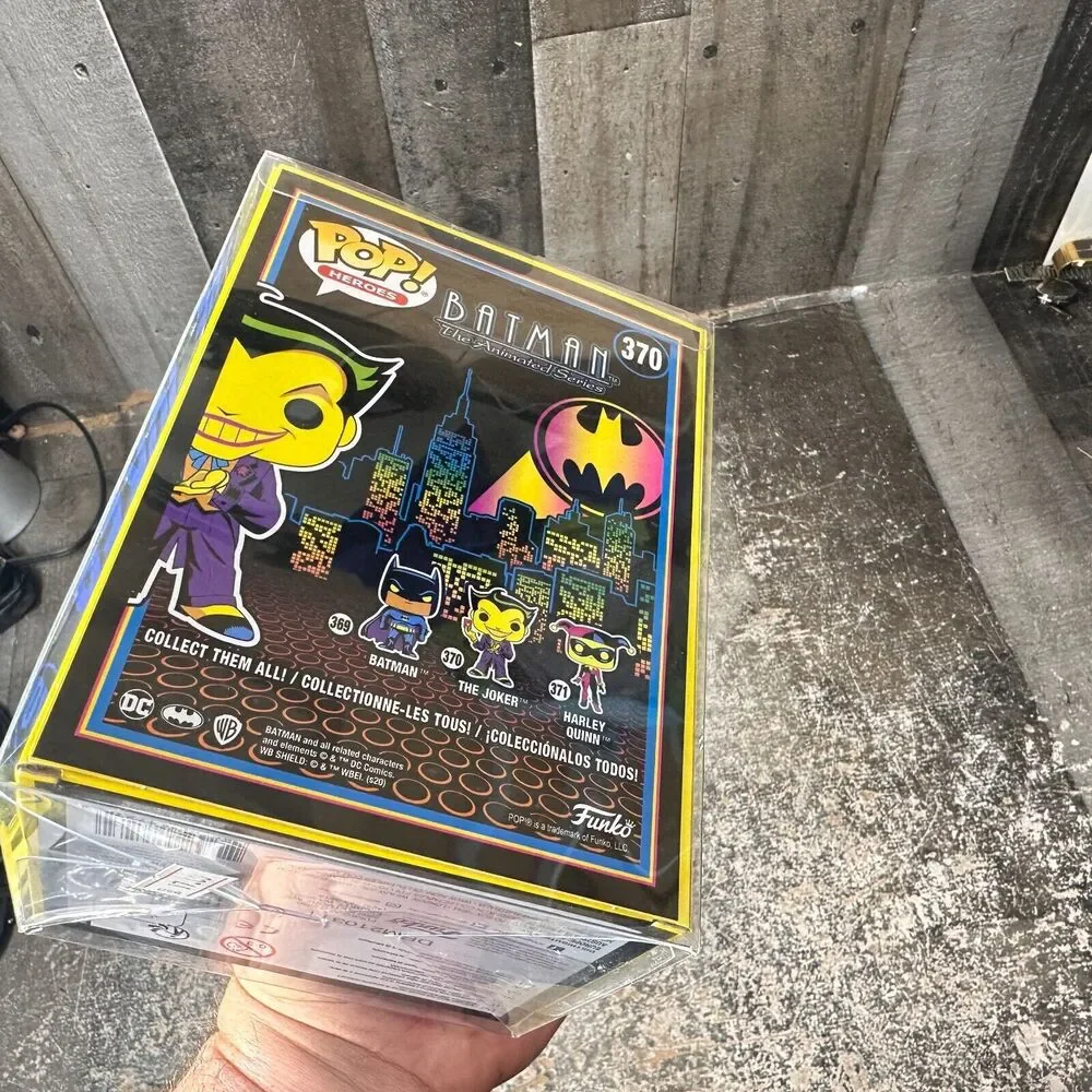 Funko Pop BlackLight: The Joker‎ #370 Batman Animated Series Hot Topic Exclusive